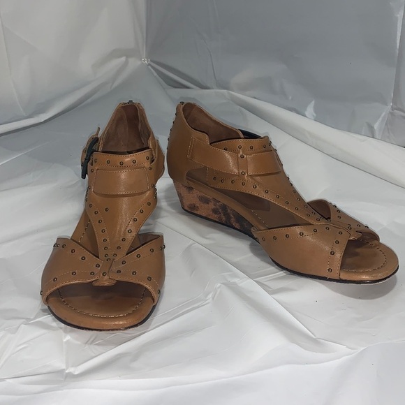 DONALD J Pliner Tan Dama Leather wedge Heeled Sandal w/ back zipper Size 8M - Picture 1 of 11